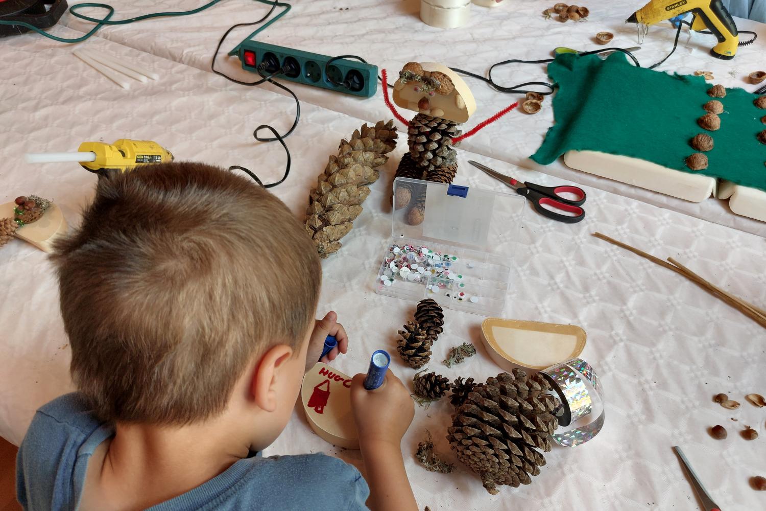 Atelier création de lutins avec des pommes de pin et éléments naturels